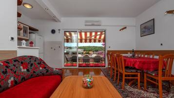 Apartment, Smoking | 4 bedrooms