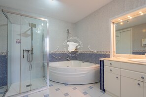Shower, towels - CostaBlancaDreams - Casa Azul in Calpe (Calpe)
