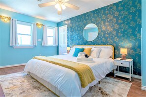 6 camere, una scrivania, ferro/asse da stiro, culla da viaggio