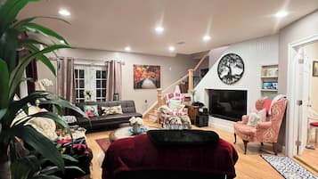 Smart-TV, DVD-spiller og bøker