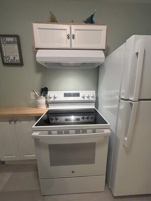 Fridge, microwave, oven, stovetop - Family Home in Rockport, ME, 5 minutes away from Camden, ME. (Rockport)