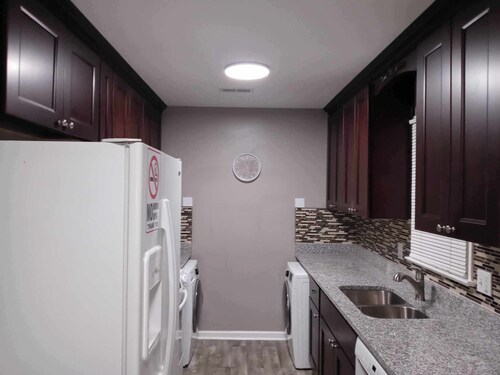 NEWLY REMODELED 2 BEDROOM DUPLEX