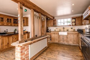 Kjøleskap, mikrobølgeovn, ovn og oppvaskmaskin