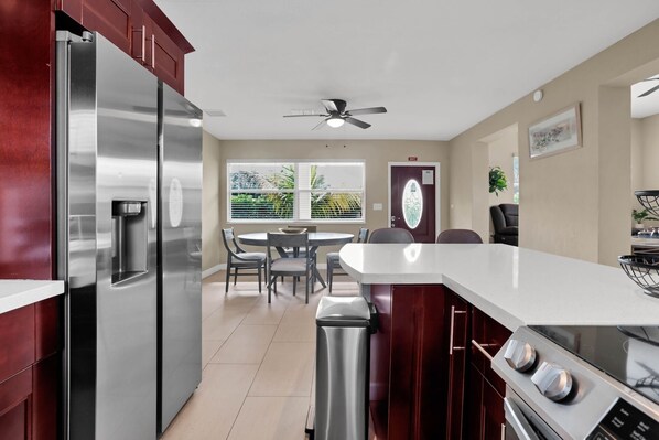 Geladeira, micro-ondas, fogão, cooktop