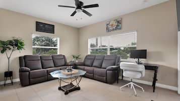 Smart TV dan monitor komputer