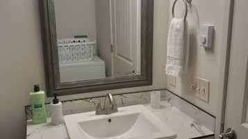 Ducha, secador de pelo, toallas, jabón