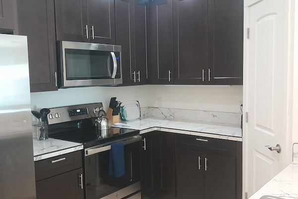 Geladeira, micro-ondas, fogão, cooktop