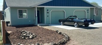 New townhouse, Class 2 EV charger, private back patio,  muscle car garage