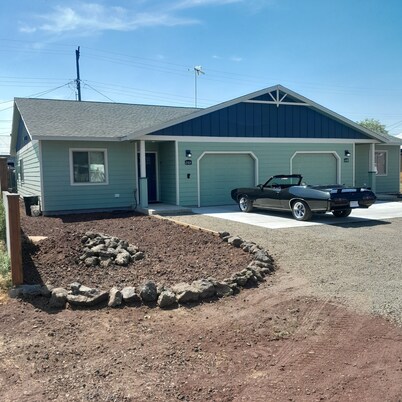 New townhouse, Class 2 EV charger, private back patio, muscle car garage