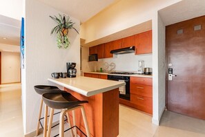 Refrigerador, microondas, horno y parrilla de estufa 