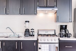 Refrigerador, microondas, horno y parrilla de estufa 