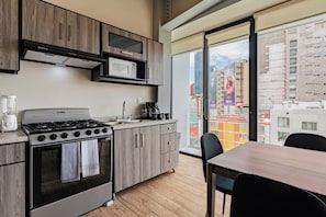 Refrigerador, microondas, horno y parrilla de estufa