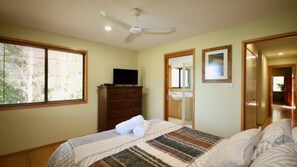 4 bedrooms, iron/ironing board, WiFi, bed sheets