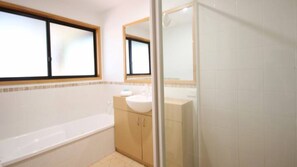 Dusche, Whirlpool, Haartrockner, Handtücher