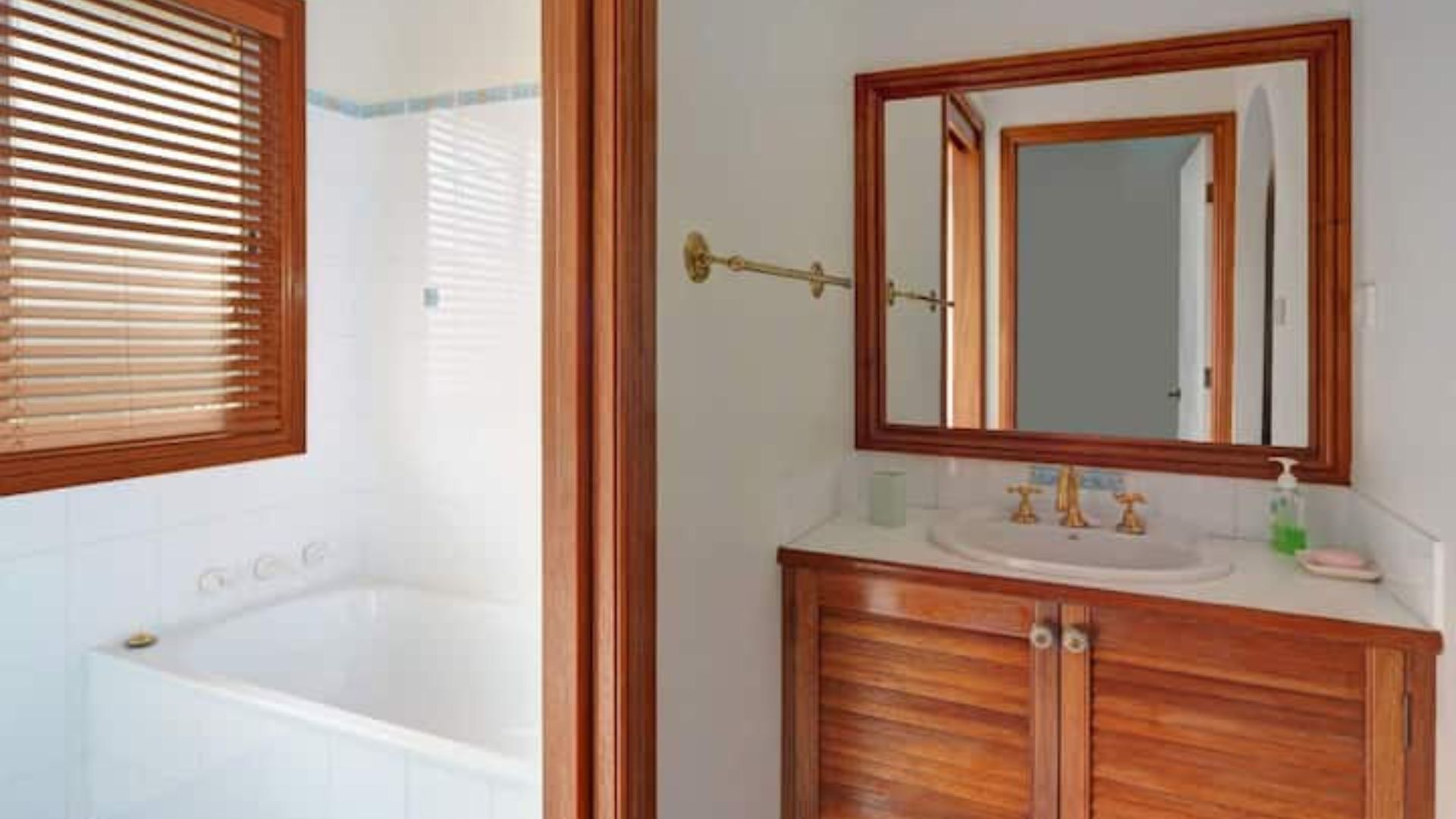 Bathtub, towels