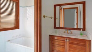 Bathtub, towels - Sanctuary 79 - Family home located in Sanctuary Point (Sanctuary Point)
