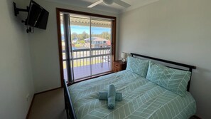 4 bedrooms, iron/ironing board, bed sheets