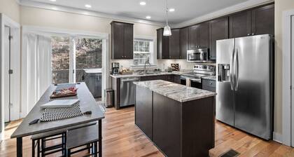 New Stylish House with Modern Amenities + Hot Tub