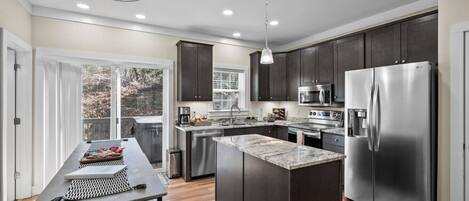 Jääkaappi, mikroaaltouuni, uuni, liesi