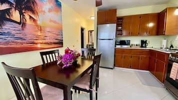 Kylskåp, mikrovågsugn, ugn och spishäll