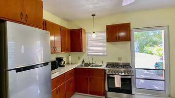 Kylskåp, mikrovågsugn, ugn och spishäll