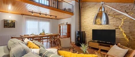 Una televisión, una chimenea