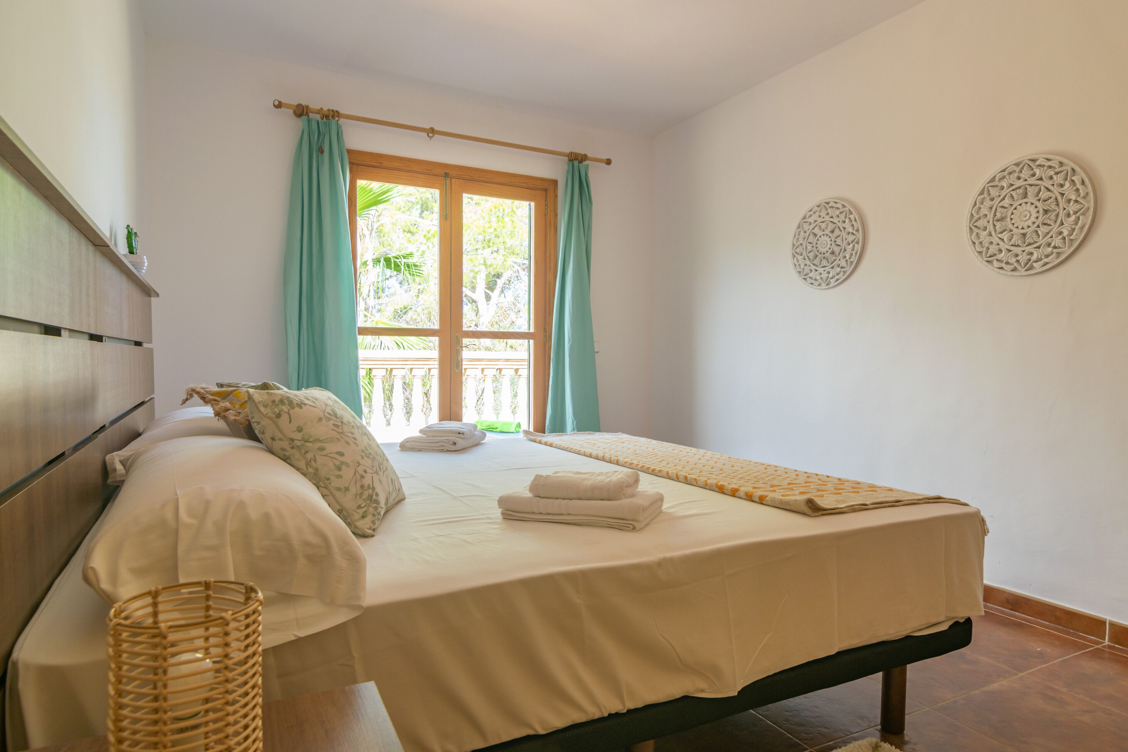 5 bedrooms, iron/ironing board, free WiFi, bed sheets
