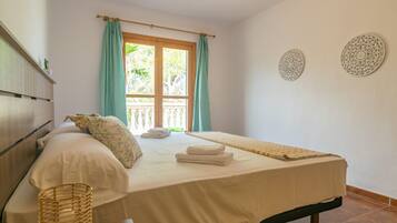 5 bedrooms, iron/ironing board, free WiFi, bed sheets