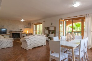 TV, fireplace, DVD player, stereo - VILLA MARIA (PORT DES CANONGE) - Beautiful villa with sea view and Free Wifi (Esporles)