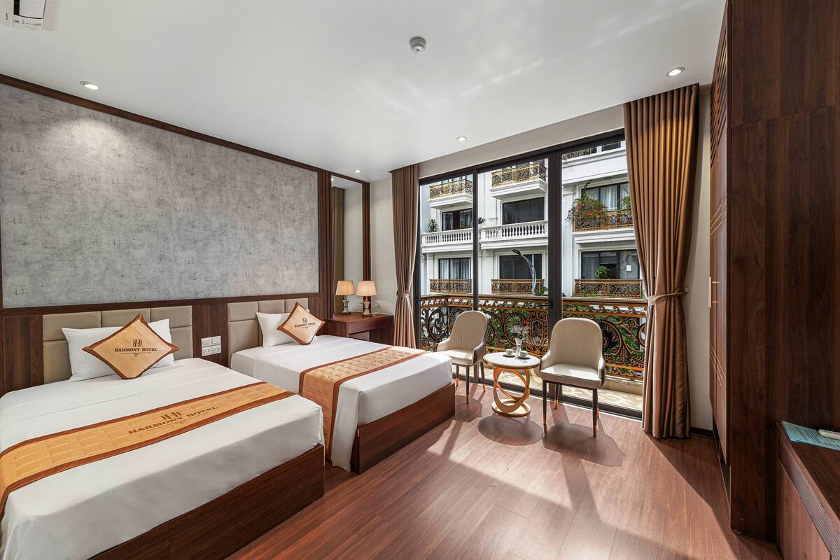 ห้องลักซ์ชัวรี่ทวิน, ระเบียง, วิวเมือง | เครื่องนอนระดับพรีเมียม, ผ้านวมขนเป็ด, เตียงเมมโมรีโฟม, มินิบาร์
