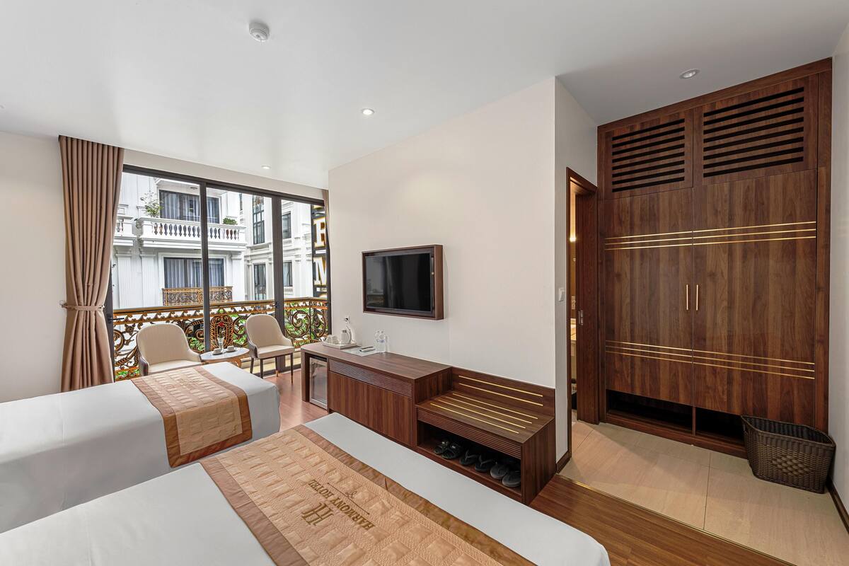 ห้องลักซ์ชัวรี่ทริปเปิล, ระเบียง, วิวเมือง | เครื่องนอนระดับพรีเมียม, ผ้านวมขนเป็ด, เตียงเมมโมรีโฟม, มินิบาร์