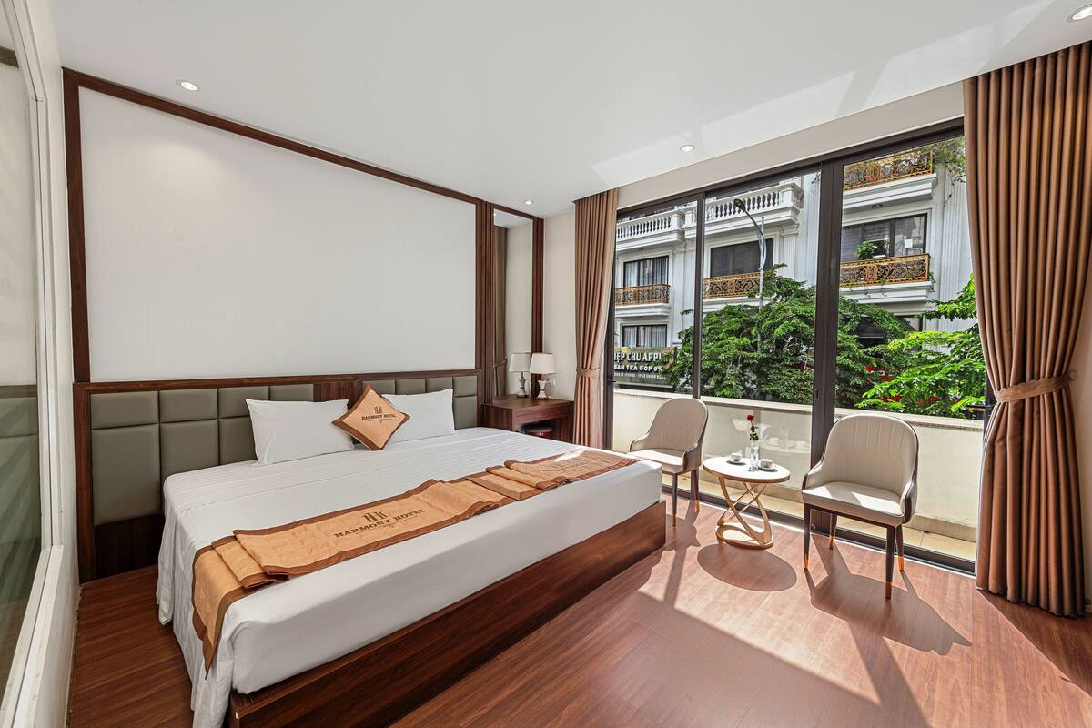 ห้องลักซ์ชัวรี่ดับเบิล, ระเบียง, วิวเมือง | เครื่องนอนระดับพรีเมียม, ผ้านวมขนเป็ด, เตียงเมมโมรีโฟม, มินิบาร์