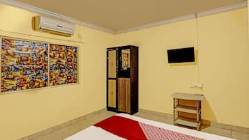 Standard Double Room | Laptop workspace, free WiFi, bed sheets