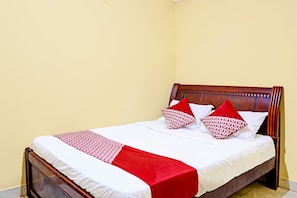 Habitación doble estándar | Espacio para trabajar con laptop, wifi gratis y ropa de cama 