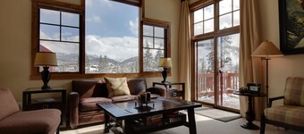 Luxury, END UNIT townhome w/amazing views & privacy. High-end furnishings. Cozy.
