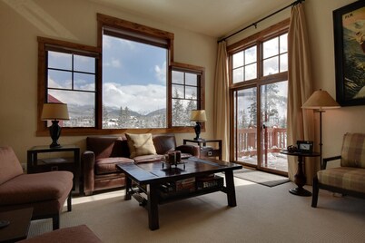Luxury, END UNIT townhome w/amazing views & privacy. High-end furnishings. Cozy.
