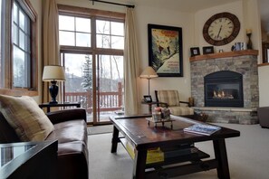 Smart TV, fireplace, DVD player, video library - Luxury, END UNIT townhome w/amazing views & privacy. High-end furnishings. Cozy. (Winter Park)