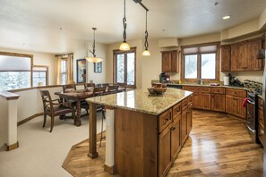 Fridge, microwave, oven, stovetop - Luxury, END UNIT townhome w/amazing views & privacy. High-end furnishings. Cozy. (Winter Park)