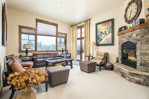 Smart TV, fireplace, DVD player, video library - Luxury, END UNIT townhome w/amazing views & privacy. High-end furnishings. Cozy. (Winter Park)