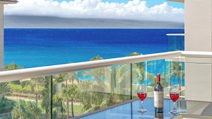 Un balcon offrant une vue dégagée sur l’océan et un paysage tropical.