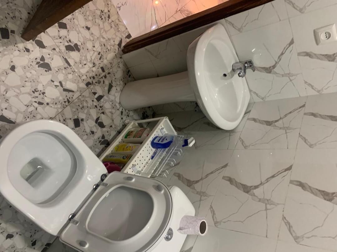 Asciugacapelli, bidet, shampoo, carta igienica