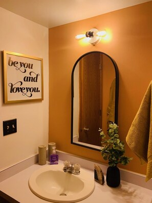 Serviettes fournies, savon, papier toilette