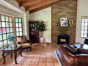 Living area - Stylish Cottage @La Cresta, nestled in a private wineyard, close to Temecula/SD. (Murrieta)
