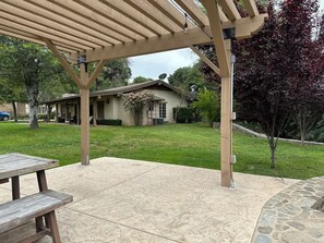 Outdoor dining - Stylish Cottage @La Cresta, nestled in a private wineyard, close to Temecula/SD. (Murrieta)