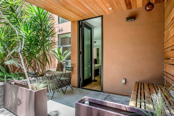 Terrace/patio - Fresh Hollywood Studio w/ Concierge & Pool, nr Shops, by Blueground (Los Angeles)