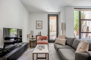 TV, stereo - Fresh Hollywood Studio w/ Concierge & Pool, nr Shops, by Blueground (Los Angeles)