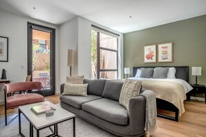 Interior - Fresh Hollywood Studio w/ Concierge & Pool, nr Shops, by Blueground (Los Angeles)