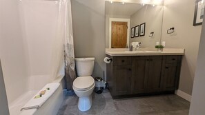 Ein Badezimmer mit Toilette, Waschbecken und Dusche.