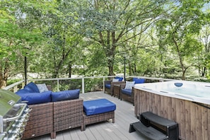 Outdoor spa tub - Creekfront! 5* Views, hot tub, fire pit, huge deck (Blue Ridge)