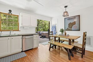 Dining - Creekfront! 5* Views, hot tub, fire pit, huge deck (Blue Ridge)